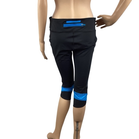 Under Armour Black Blue Fitted Capri Leggings Cropped Activewear Size M - Picture 5 of 7